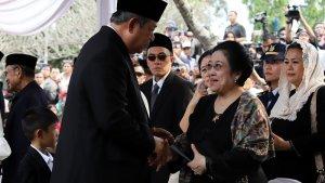 sby-salami-megawati-saat-pemakaman-ani-yudhoyono.jpg