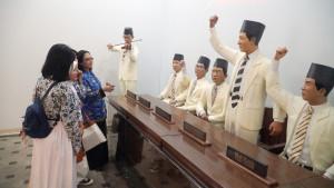 sejarah-yang.jpgtonggak-sejarah.jpgpemuda-dari.jpgNusantara-menyatukan.jpgdemi-tujuan.jpg