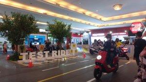sejumlah-pengunjung-antusias-mencoba-salah-satu-motor-listrik-dalam-pameran-iims-2023.jpg