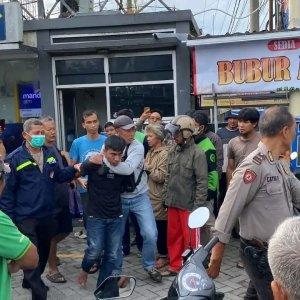 seorang-pria-yang-melakukan-aksi-pembobolan-ATM-Center-di-Ciomas-Kabupaten-Bogor.jpg
