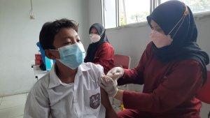 seorang-siswa-divaksin-covid-19-dosis-pertama-di-sdn-rawabuntu-3-serpong-kota-tangse.jpg