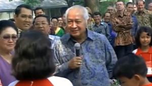 soeharto-dan-anak-anak.jpg