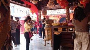 suasana-vihara-boen-tek-bio-di-tangerang-pada-hari-imlek.jpg