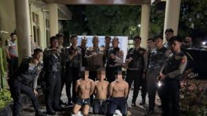 tiga-pemuda-yang-diduga-tawuran-di-kawasan-Kemayoran-Minggu-26102025-dini-hari.jpg