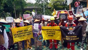 warga-Pulau.jpgmereka-menuntut.jpgsegera-mencabut.jpgpemerintah-segera.jpgUsaha-Pemanfaatan.jpg