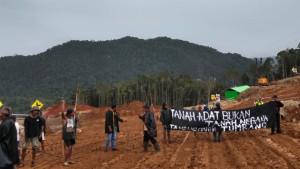 warga-di-Kabupaten-Halmahera-Timur-memprotes-aktivitas-pertambangan-Nikel.jpg