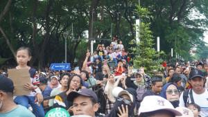 warga-memadati.jpguntuk-menyaksikan.jpgSejak-pagi.jpgberbagai-daerah.jpgantusias-datang.jpg