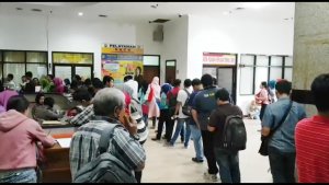 warga-mengantri-mendapatkan-skck-di-polres-jakarta-timur_20180917_191357.jpg
