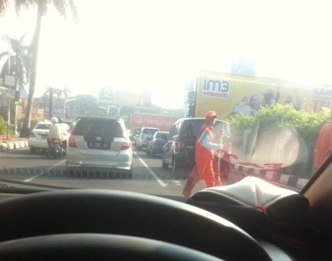 Petugas Kebersihan Minta-minta di Jalan Metro Pondok Indah