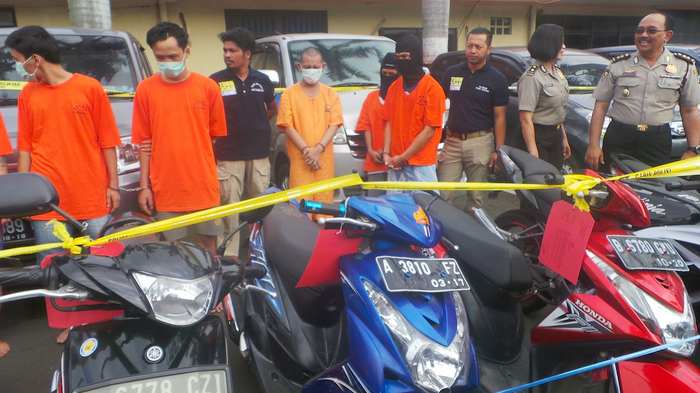 20160919emon-jadi-begal-sadis-di-tangerang_20160919_164710.jpg