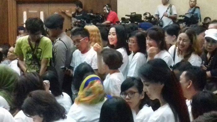 Simpatisan Mirna Lewat Pintu Masuk, Simpatisan Jessica Pintu Kiri