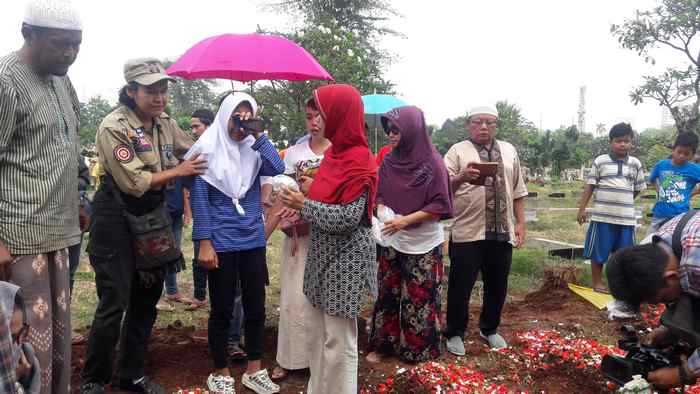 Latifa Menangis Tak Mau Pulang Saat Ibu dan Adiknya Dimakamkan