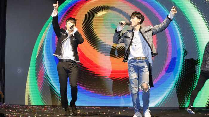 20170904eunhyuk-dan-donghae-super-junior-hibur-penggemar-di-jakarta_20170904_214509.jpg