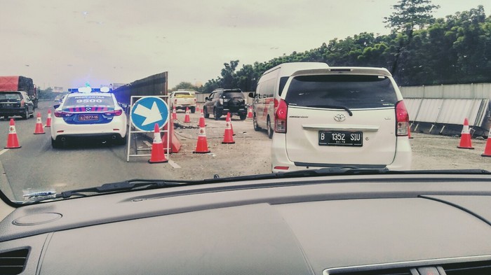 20171222arus-mudik-libur-natal-2017-contra-flow-tol-jakarta-cikampek-terpantau-macet_20171222_172406.jpg