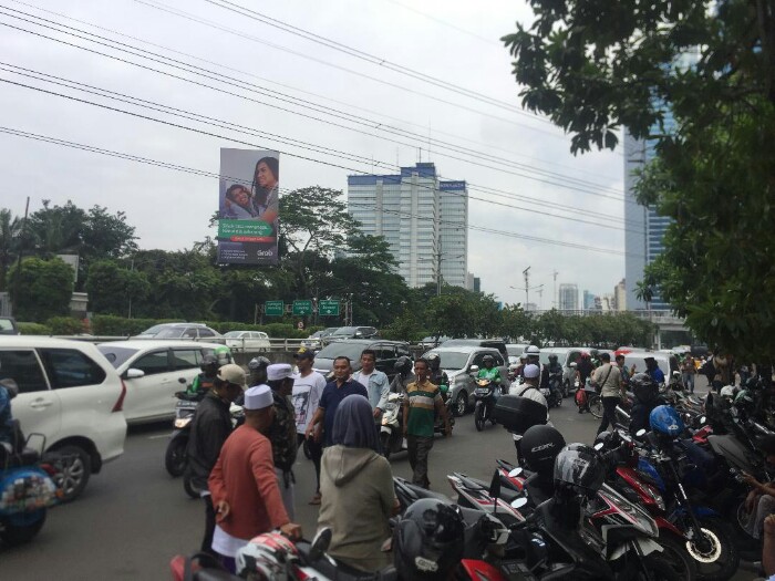 20180112parkir-dipinggir-jalan-arus-lalin-di-depan-gedung-capital-place-tersendat_20180112_152223.jpg
