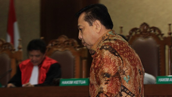 20180424berita-foto-beginilah-gaya-setnov-usai-divonis-15-tahun-penjara6_20180424_203215.jpg