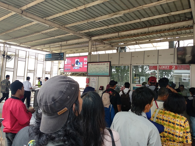 Stasiun Pondok Ranji Tambah Dua Loket Tiket Kertas, Antrean Tetap Mengular
