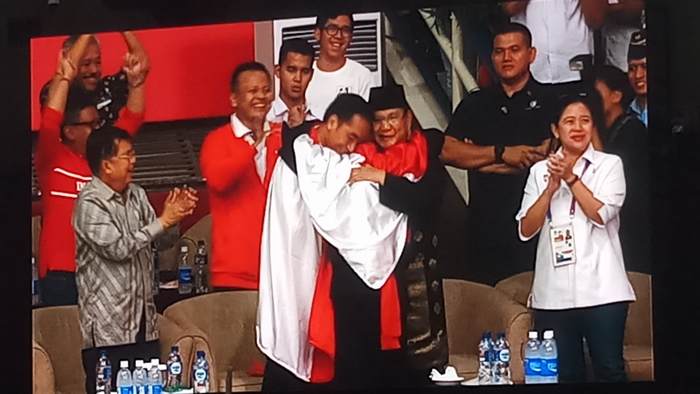 20180829hanifan-yudani-rangkul-jokowi-dan-prabowo-dalam-bendera-indonesia_20180829_170834.jpg