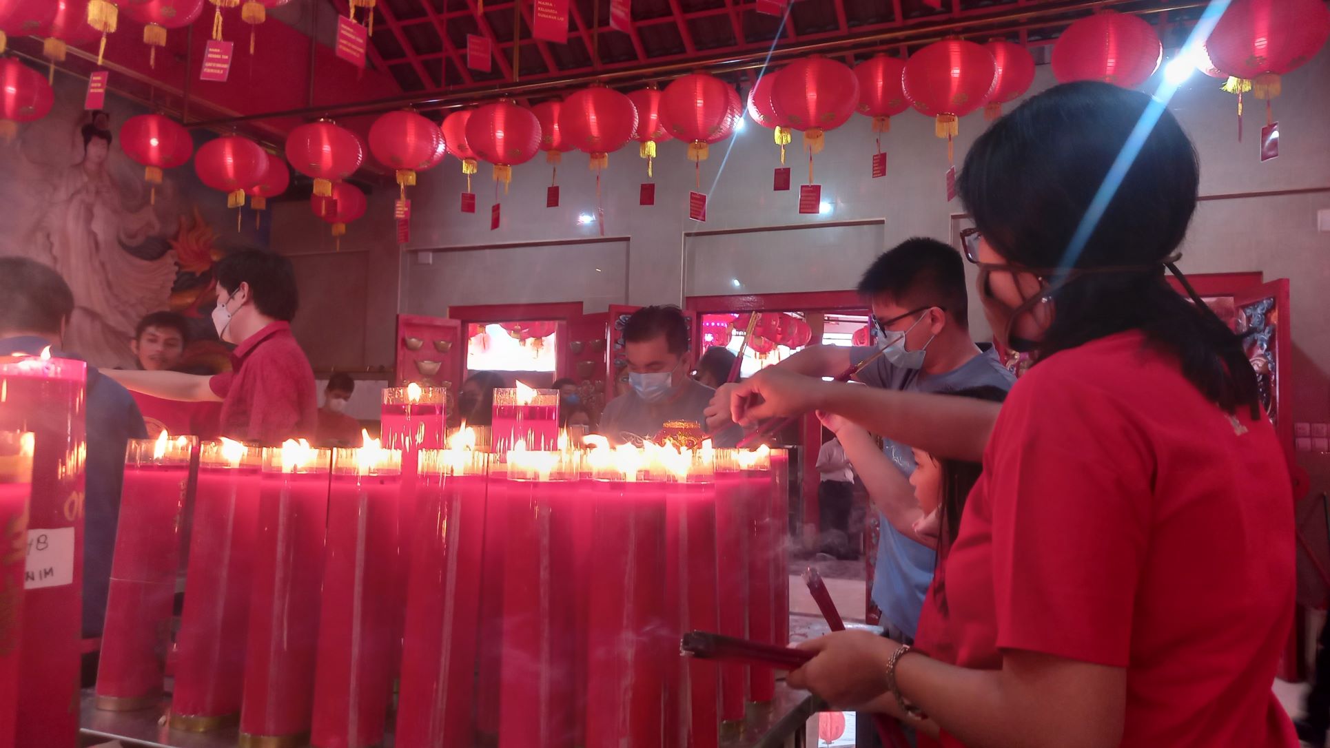 400-lilin-merah-warnai-perayaan-imlek-2022-di-klenteng-hok-lay-kiong-bekasi.jpg
