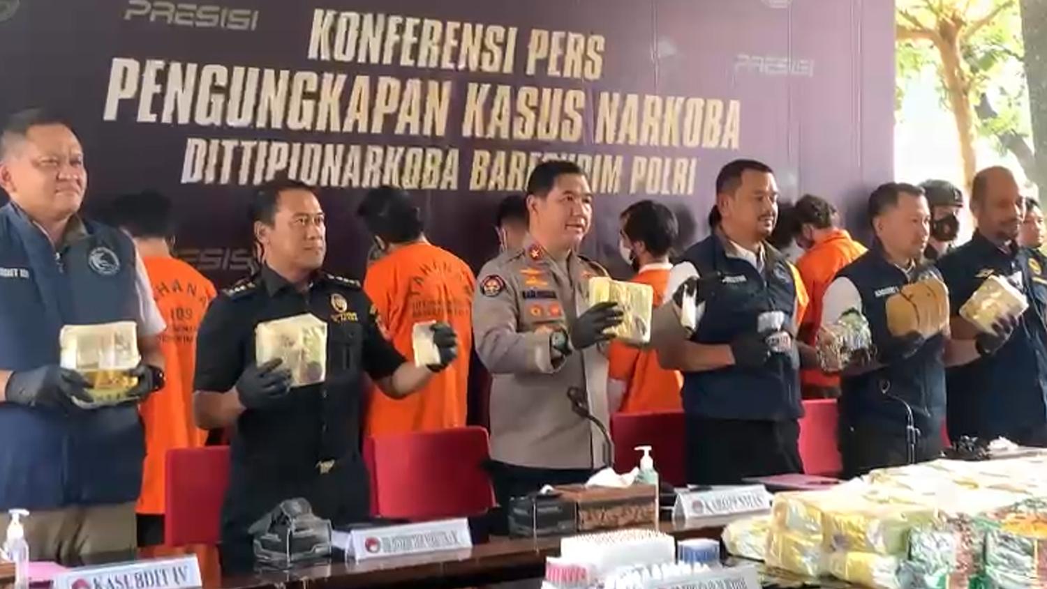 8-Orang-Ditangkap-Bareskrim-Polri-Terkait-Kasus-Peredaran-Gelap-Narkoba.jpg