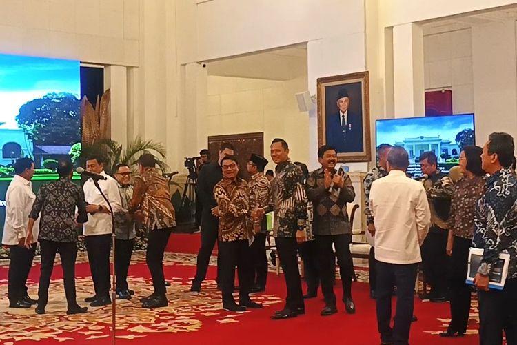 AHY-Jabat-Tangan-Moeldoko.jpg