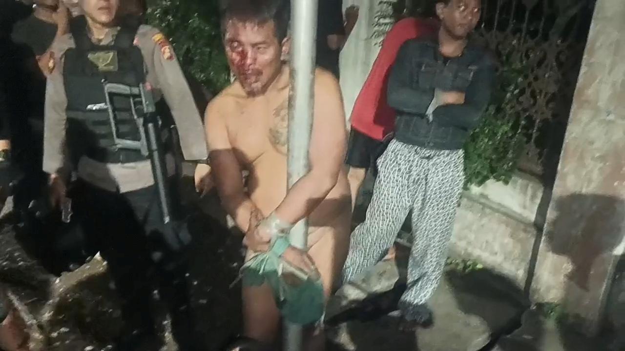 Maling Spesialis Rumah Kosong di Duren Sawit Dihajar Massa: Ditelanjangi dan Diikat di Tiang!