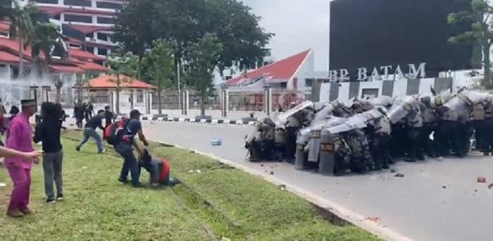 Aksi Bela Warga Rempang di Kantor BP Batam Ricuh, Polisi Balas Serangan Massa dengan Gas Air Mata