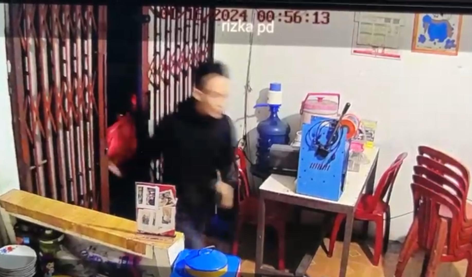 Aksi-komplotan-pencuri-saat-membobol-warung-makan-Padang-di-Cimanggis-Kota-Depok.jpg