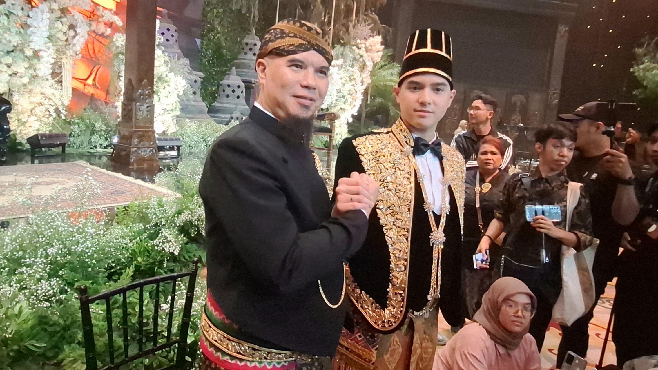Al-Ghazali-bersama-Ahmad-Dhani-usai-acara-Ngunduh-Mantu-Kamis-1962025.jpg