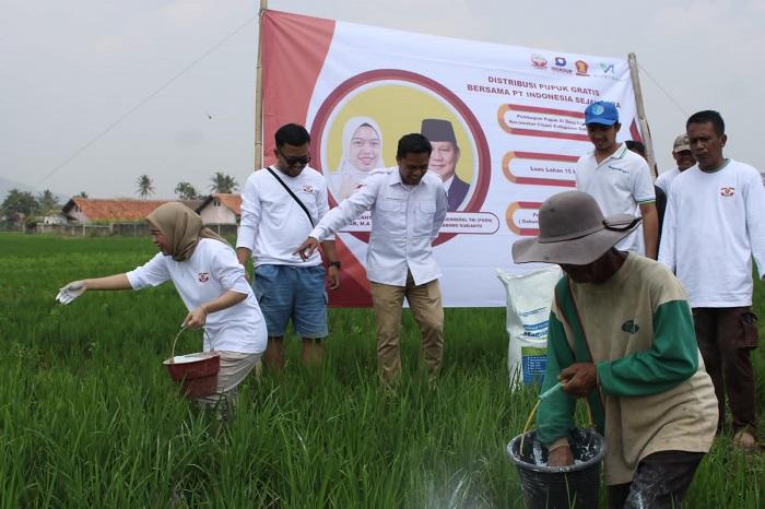 Alfhi-Fusvita-Cahya-saat-membagikan-pupuk-gratis.jpg