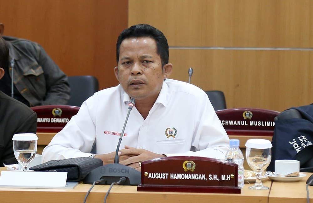 Anggota-Komisi-C-DPRD-DKI-Jakarta-August-Hamonangan-saat-rapat-kerja.jpg