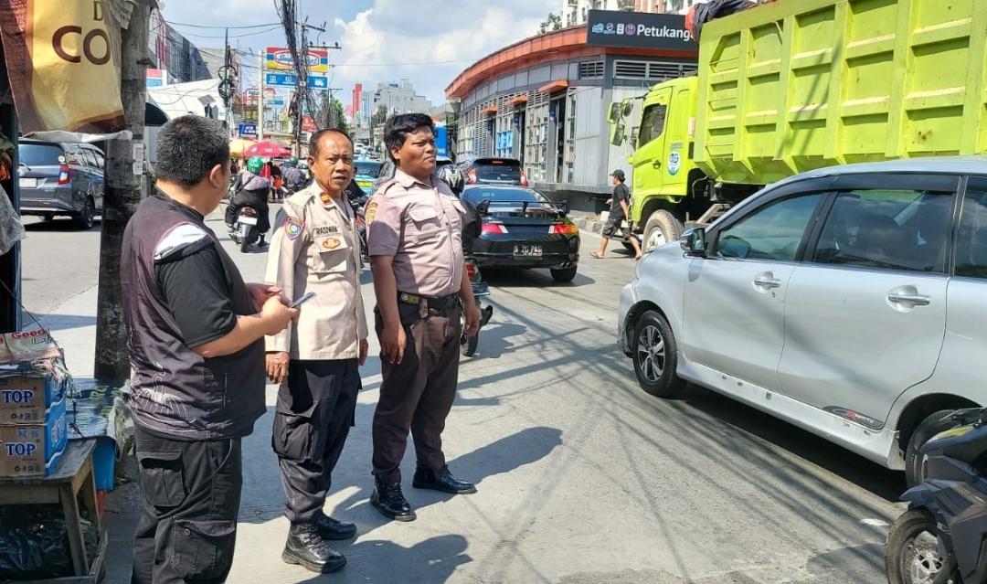Anggota-Polsek-Pesanggrahan-meninjau-Jalan-Ciledug-Raya.jpg