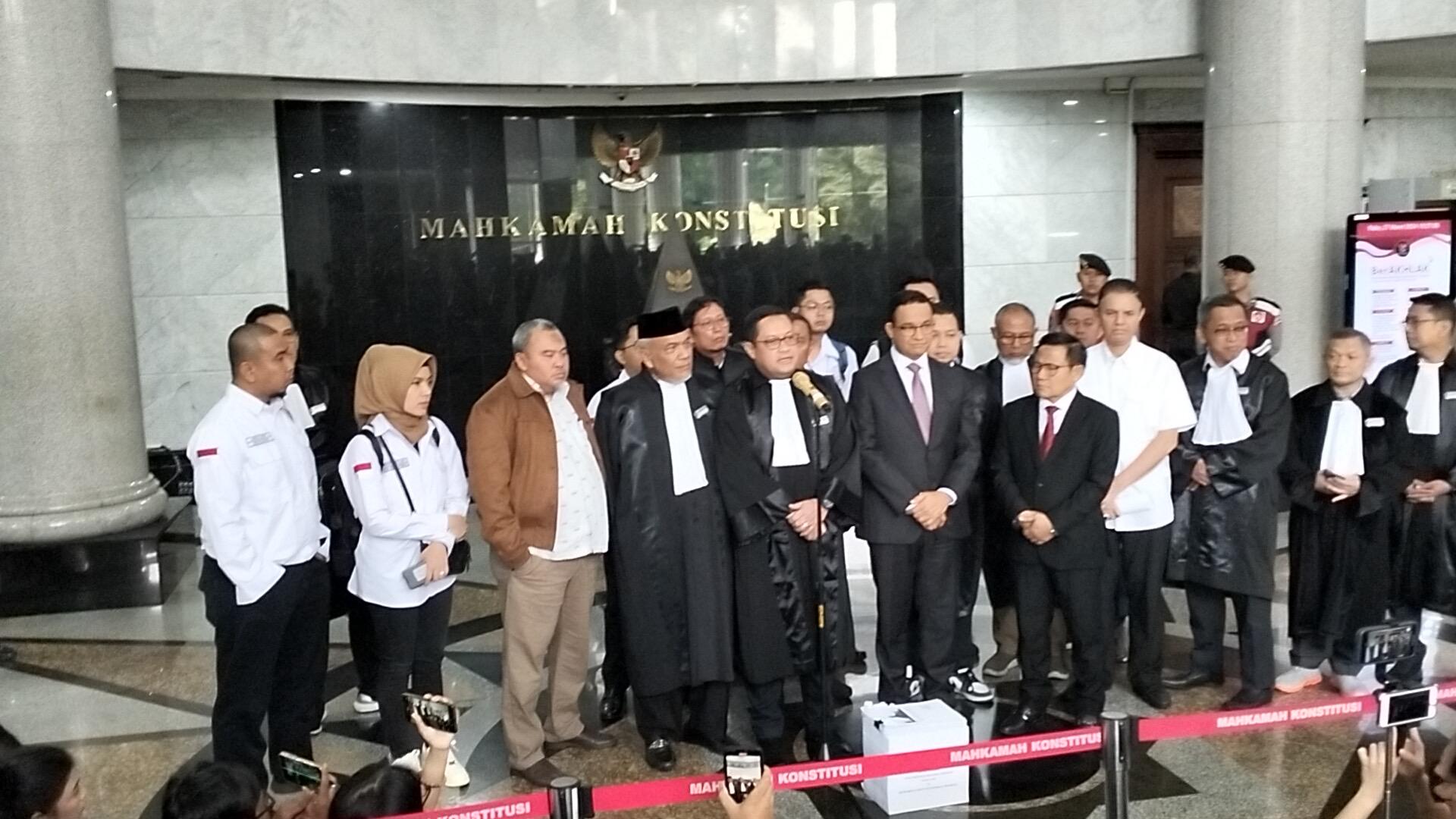 wartakota/Anies-Baswedan-Muhaimin-Iskandar-dan-kuasa-hukum-AMIN-menyelesaikan-sidang-perdana.jpg