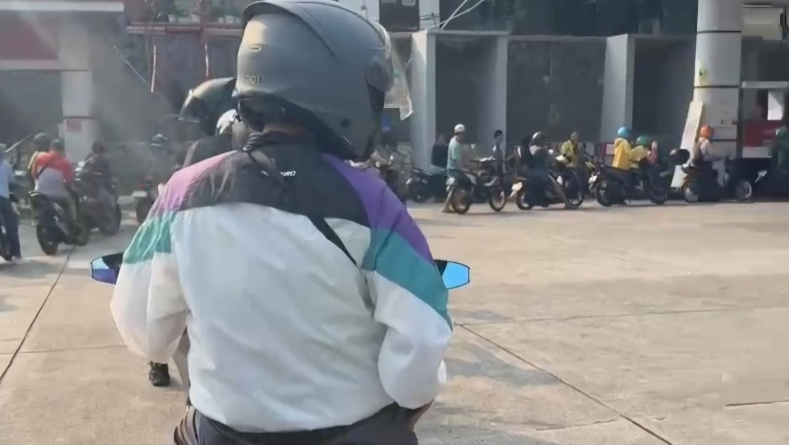 Antrean-jalur-Pertalite-di-SPBU-Pertamina-Jalan-Dr-Soepomo-Tebet-Jakarta-Selatan.jpg