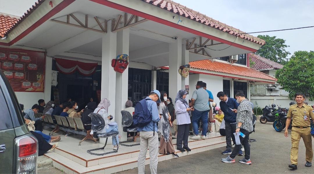 Hari Terakhir Pelayanan Pindah Memilih, Ratusan Warga Rela Antre di KPU Jakarta Barat