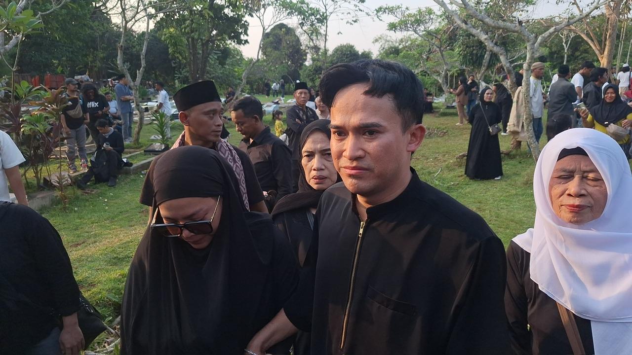 Anwar-BAB-menahan-tangis-di-TPU-Tanah-Wakaf-Kujaran-Jakarta-Selatan-Jumat-1582025.jpg