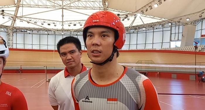 Atlet-sepeda-Indonesia-Bernard-Benyamin-Van-Aert-usai-berlatih-di-Velodrome-Rawamangun.jpg