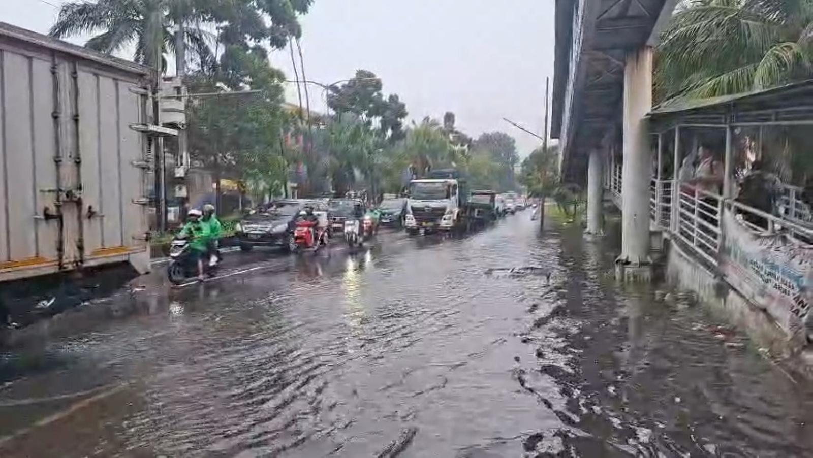 BANJIR-Jalan-Daan-Mogot-Cengkareng-Jakarta-Barat-banjir-Senin-1212026.jpg