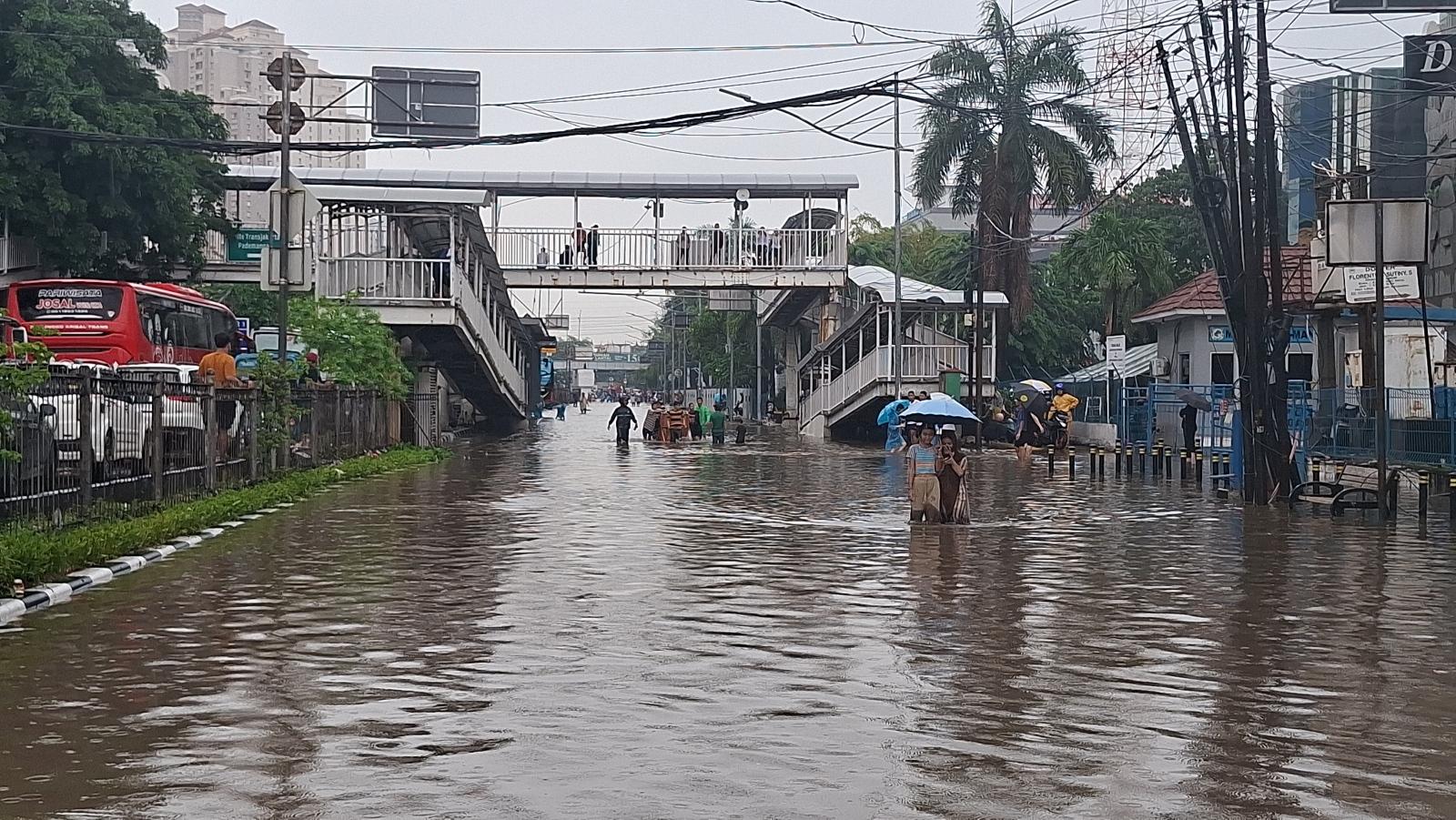 BANJIR-Jalan-Gunung-Sahari-Jakarta-Pusat-pada-Senin-1212026.jpg