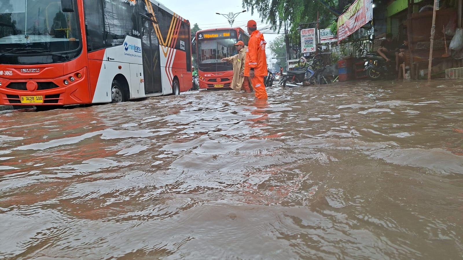 BANJIR-PGC-Arteri-utama-Jalan-Raya-Bogor-kembali-menja.jpg