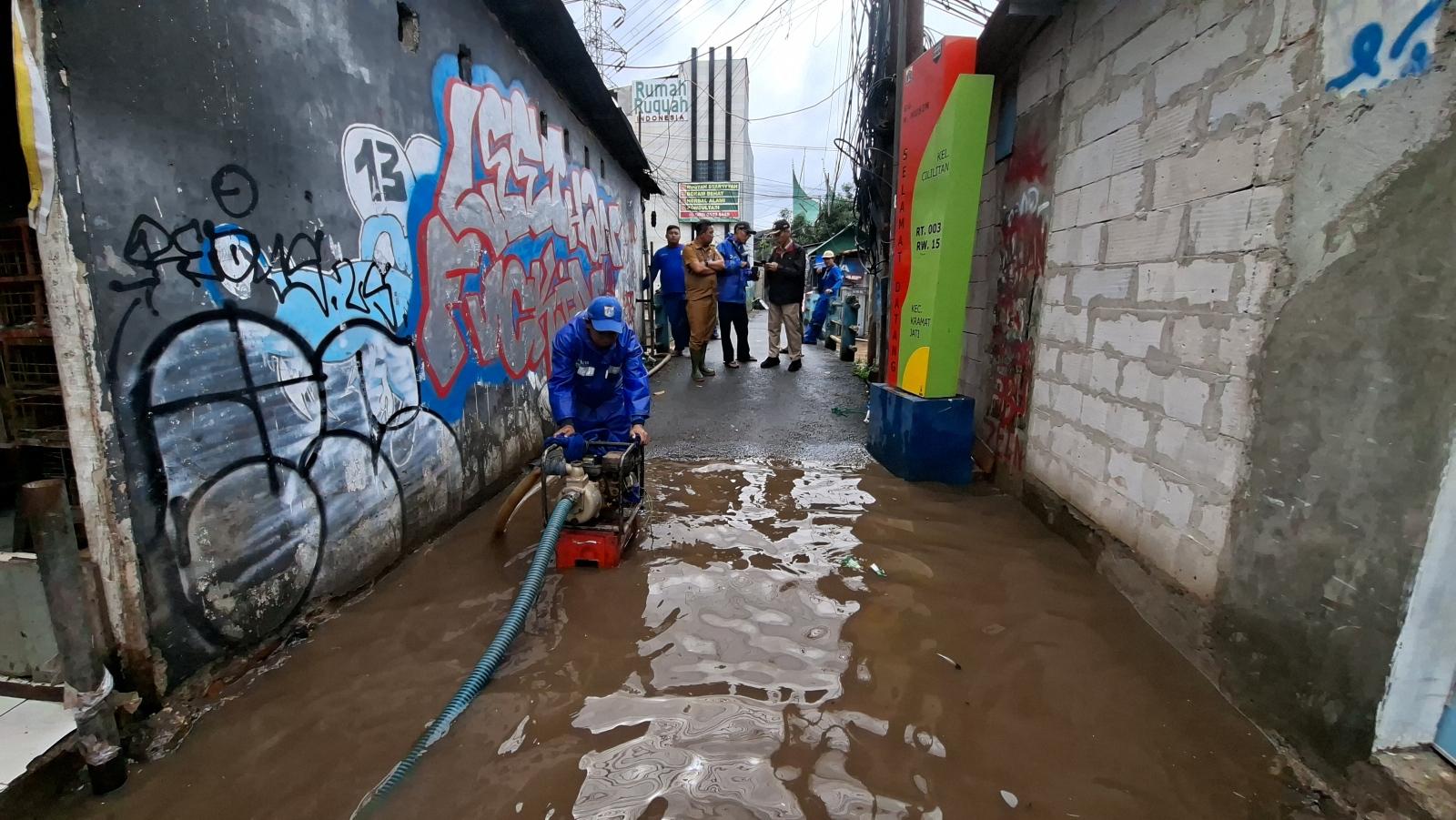 BANJIR-Petugas-Sudin-SDA-Jakarta-Timur-melakukan-penyedotan-genangan-di-Jalan-Raya-Bogor.jpg