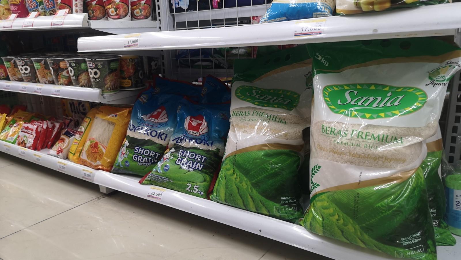 BERAS-OPLOSAN-Potret-beras-merek-Sania-di-salah-satu-minimarket-wilayah-Jakarta-Pusat.jpg