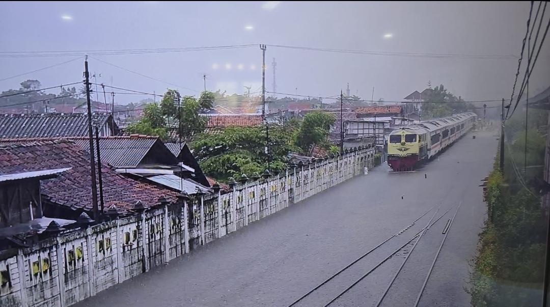 Banjir-Pekalongan-KA-Argo-Merbabu-Dibatalkan.jpg