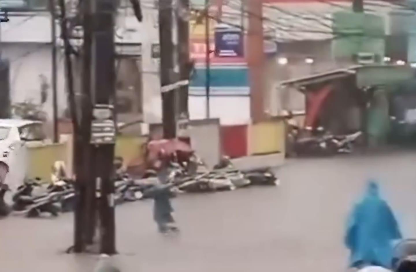 Belasan-motor-yang-terparkir-depan-DTC-hanyut.jpg
