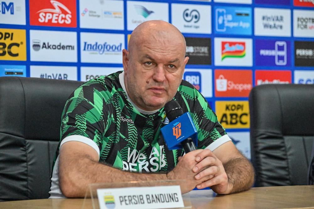 Bojan-Hodak-beri-keterangan-pers-jelang-laga-Persib-Bandung-vs-Persija-Jakarta.jpg