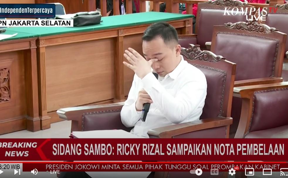 Bripka-Ricky-Rizal-menangis-saat-membacakan-pleidoi-atau-nota-pembelaannya-di-sidang.jpg