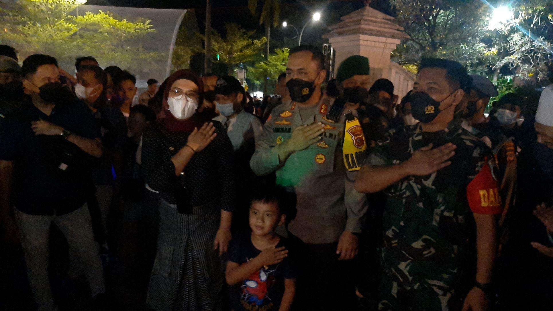 Bareng Warga, Bupati Indramayu Saksikan Video Mapping di Alun-Alun, Tak Perlu ke Dubai