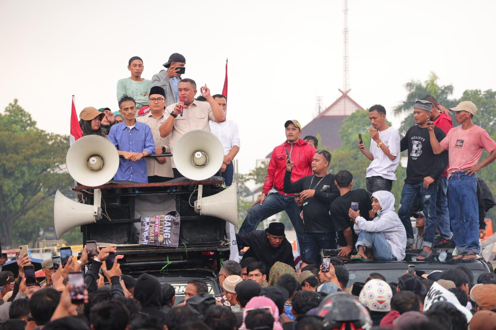 Bupati-Rudy-Susmanto-saat-menemui-langsung-ribuan-warga-yang-berunjuk-rasa.jpg