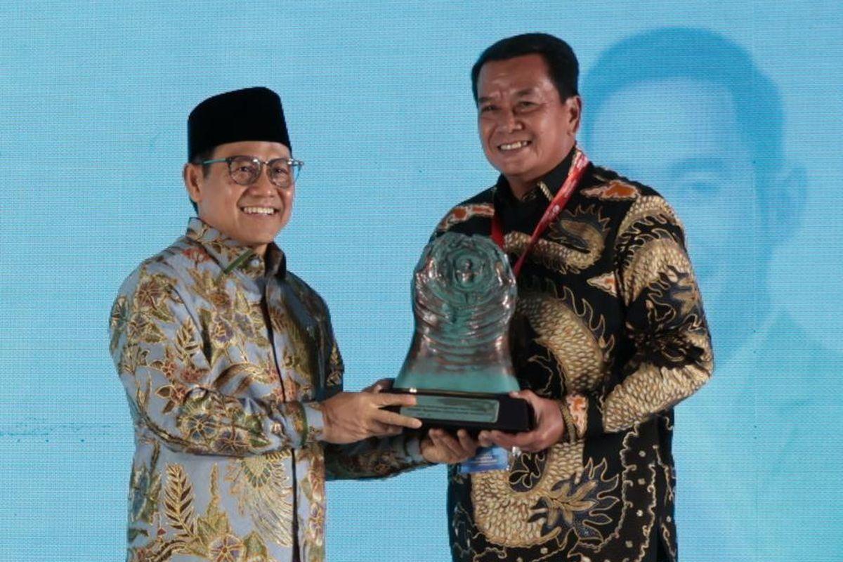 Bupati-Tangerang-Moch-Maesyal-Rasyid-menerima-Paritrana-Award-2025.jpg