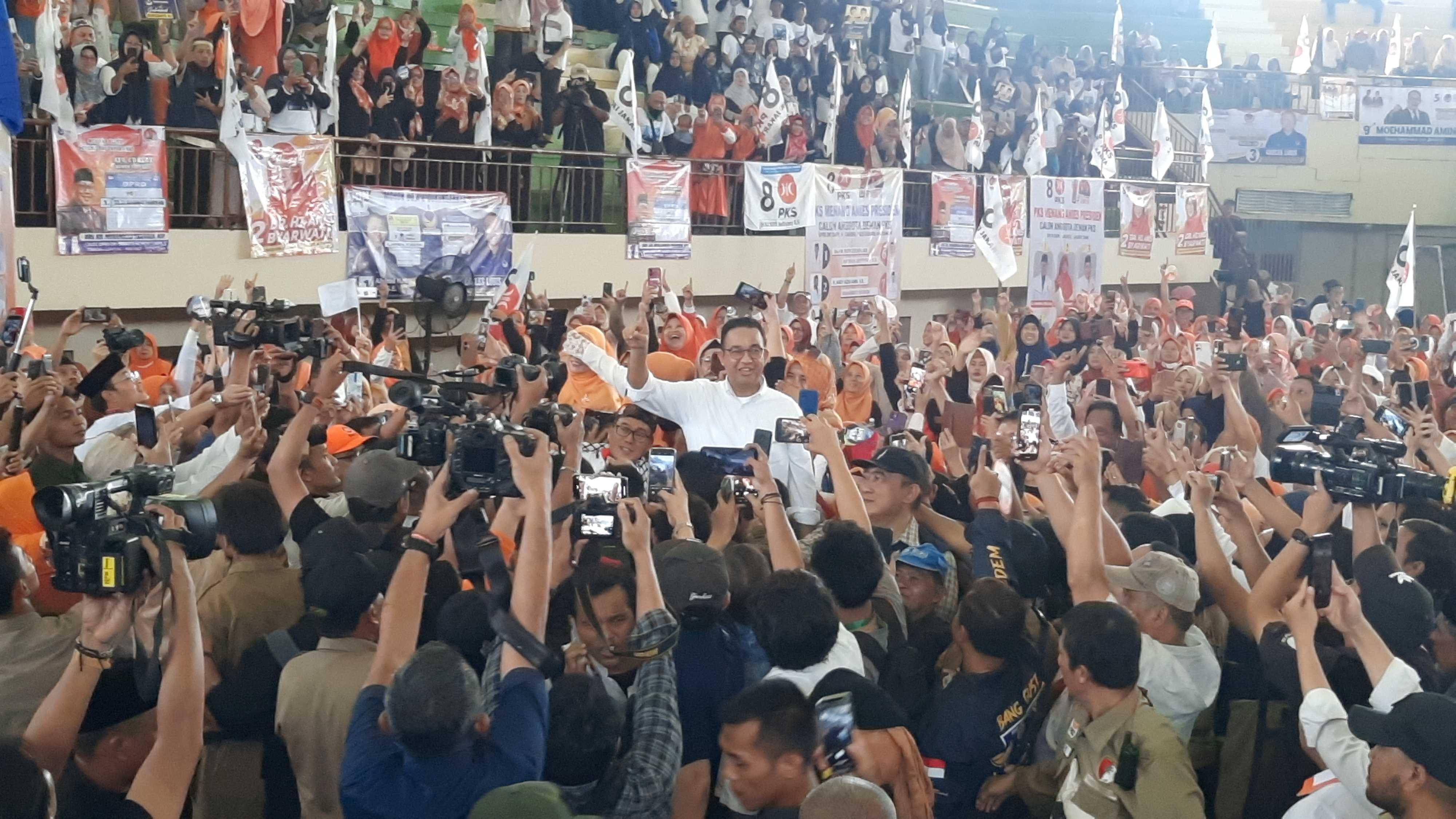 Capres-Anies-Baswedan-di-tengah-pendukungnya-saat-berkampanye-di-GOR-Ciracas.jpg